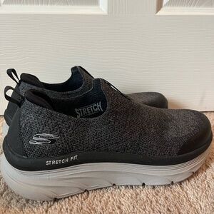 Sketchers men’s Delux Walkers